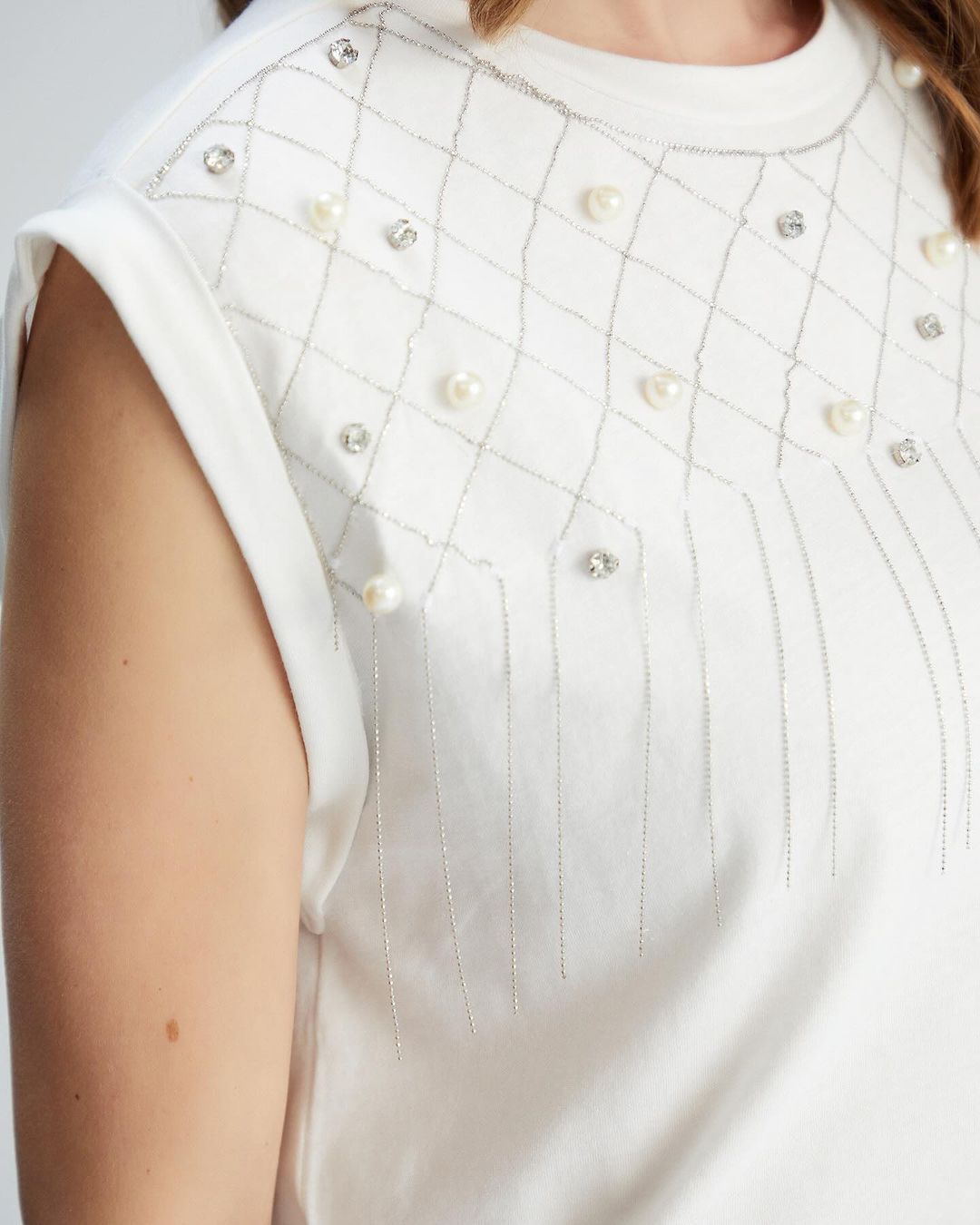 Sleeveless white stitched shirt